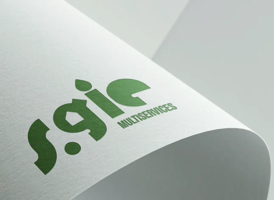 Logotype vert S.Gie Multiservices imprimé sur une feuille blanche