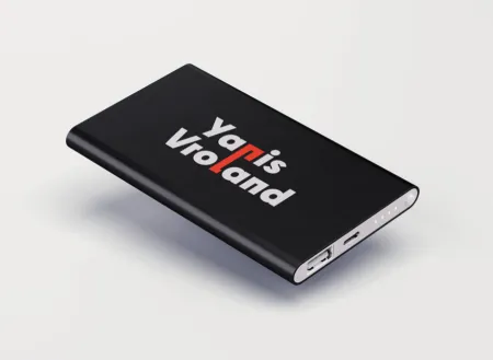 Batterie externe noire au logo Yanis Vroland